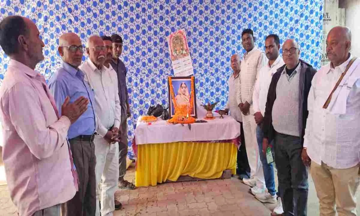 Koderma News : वरिष्ठ पत्रकार विनोद बरनवाल की धर्मपत्नी को लोगों ने दी भावभीनी श्रद्धांजलि