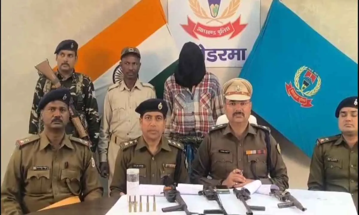 कोडरमा पुलिस ने हथियार तस्कर को किया गिरफ्तार, भारी मात्रा में हथियार बरामद