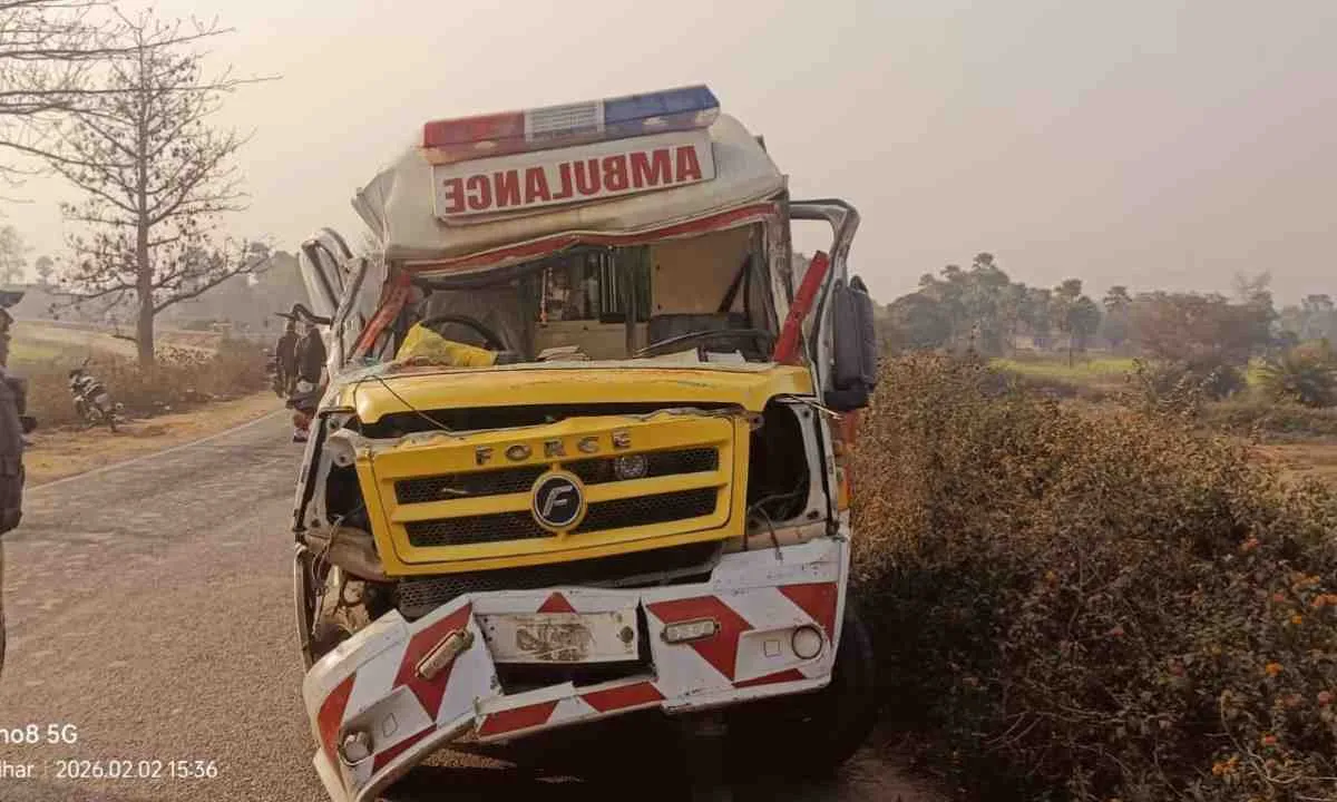 Koderma News : हाईवा की टक्कर से एंबुलेंस क्षतिग्रस्त, प्रसव महिला समेत कई घायल