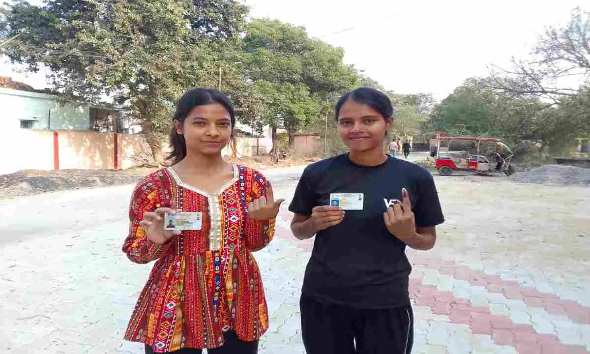 पहली बार मतदान कर खुशी से झूमीं दो सगी बहनें, बोलीं – हमारा हक है मतदान