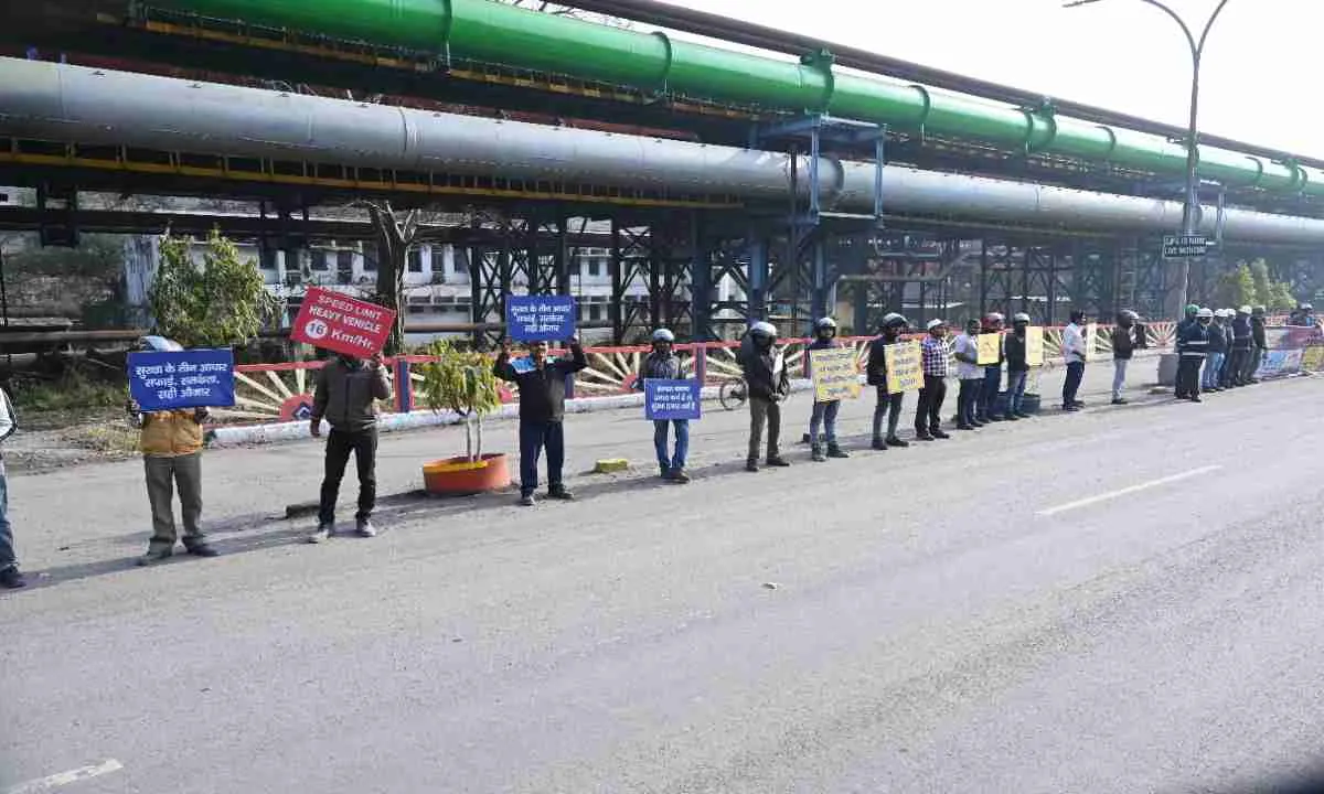 Bokaro News : प्लांट प्लाजा रोड पर सड़क सुरक्षा जागरूकता कार्यक्रम का आयोजन