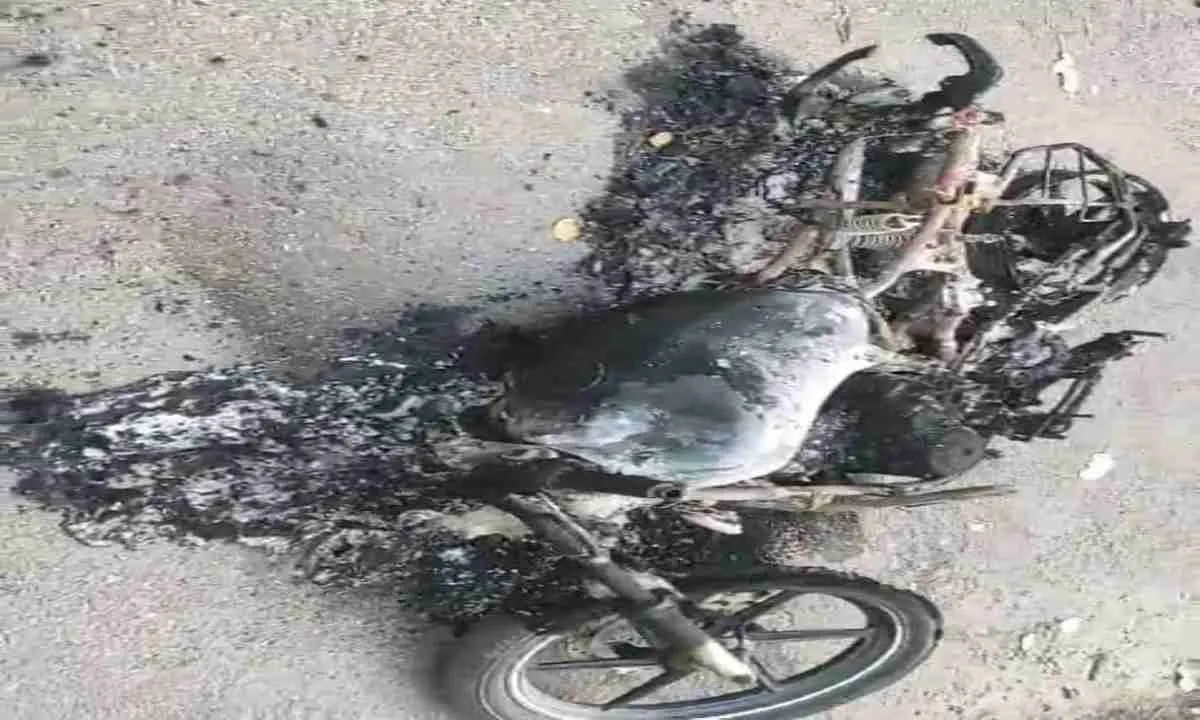 Koderma News : सतगावां में सड़क किनारे मोटरसाइकिल में लगी आग, जलकर राख