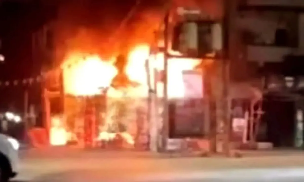 आदित्यपुर में देर रात भीषण आग लगी, दो दुकानें जलकर राख और इलाके में मची अफरा-तफरी