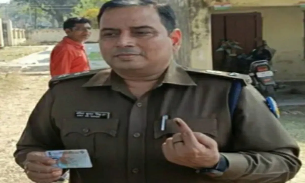 आरक्षी अधीक्षक ने भी लोकतंत्र के महापर्व में निभाई भागीदारी, किया वोट