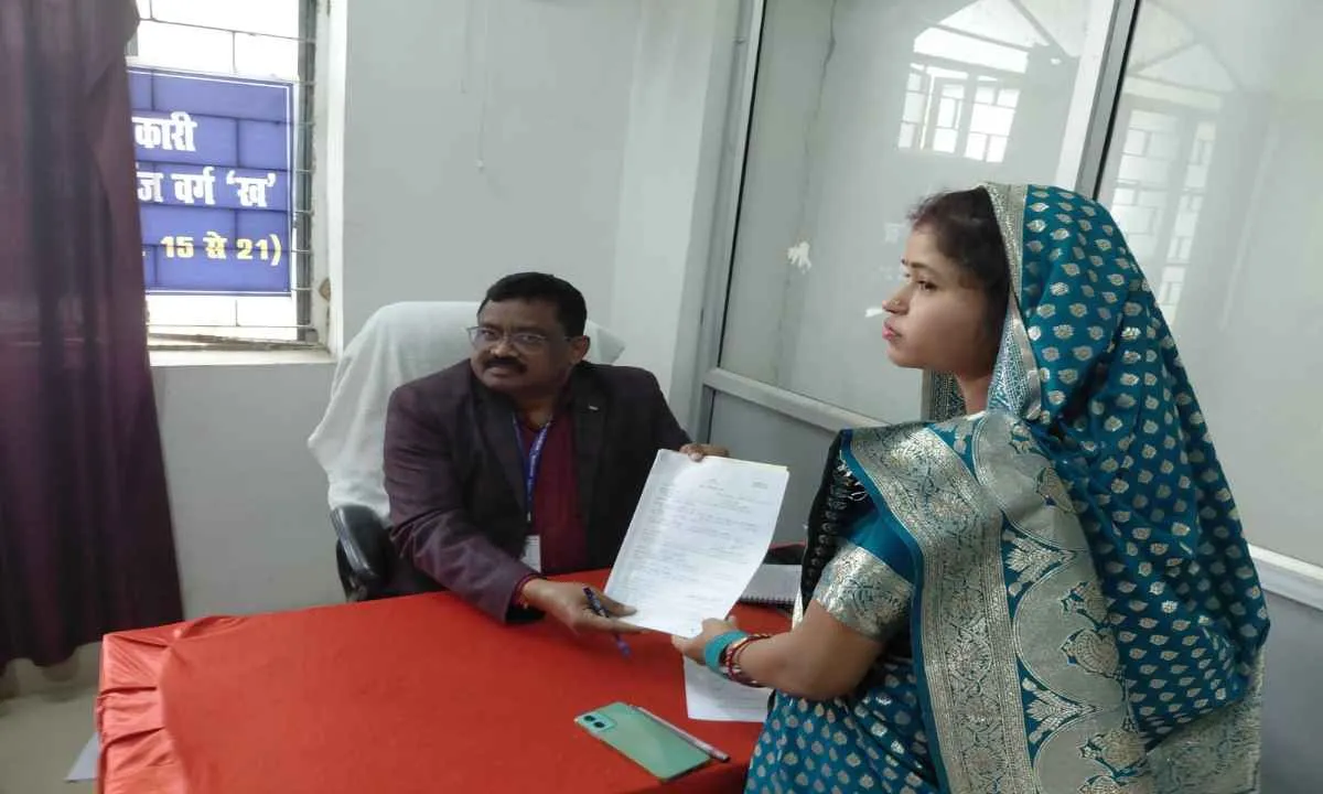 वार्ड संख्या-19 से वर्षा कुमारी ने भरा नामांकन पत्र, समाजसेवा का लिया संकल्प