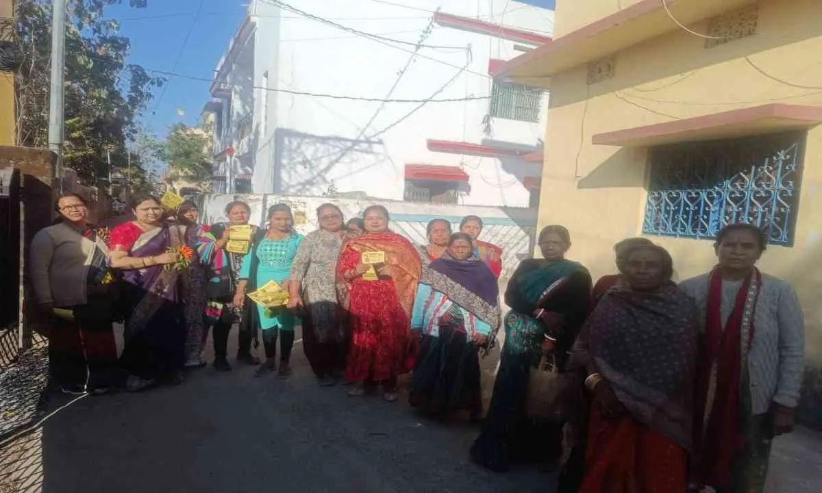 वार्ड 22 में मिताली रश्मि का जनसंपर्क अभियान, मतदाताओं से मांगा आशीर्वाद