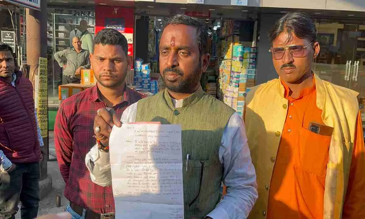 नगर निगम चुनाव में अवैध होर्डिंग हटे, मेयर प्रत्याशी ने लगाया पक्षपात का आरोप