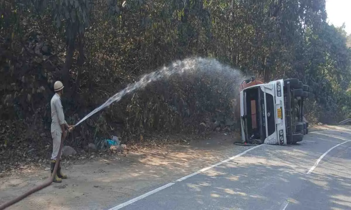 कोडरमा घाटी में इथेनॉल टैंकर पलटा, घंटों लगा लंबा जाम