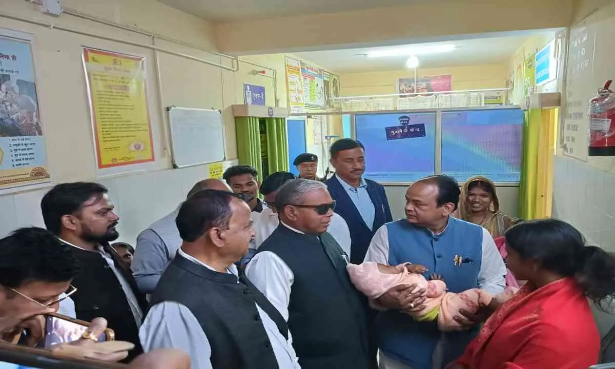 स्वास्थ्य मंत्री डॉ. इरफ़ान अंसारी ने भंडरा सामुदायिक स्वास्थ्य केंद्र का किया औचक निरीक्षण