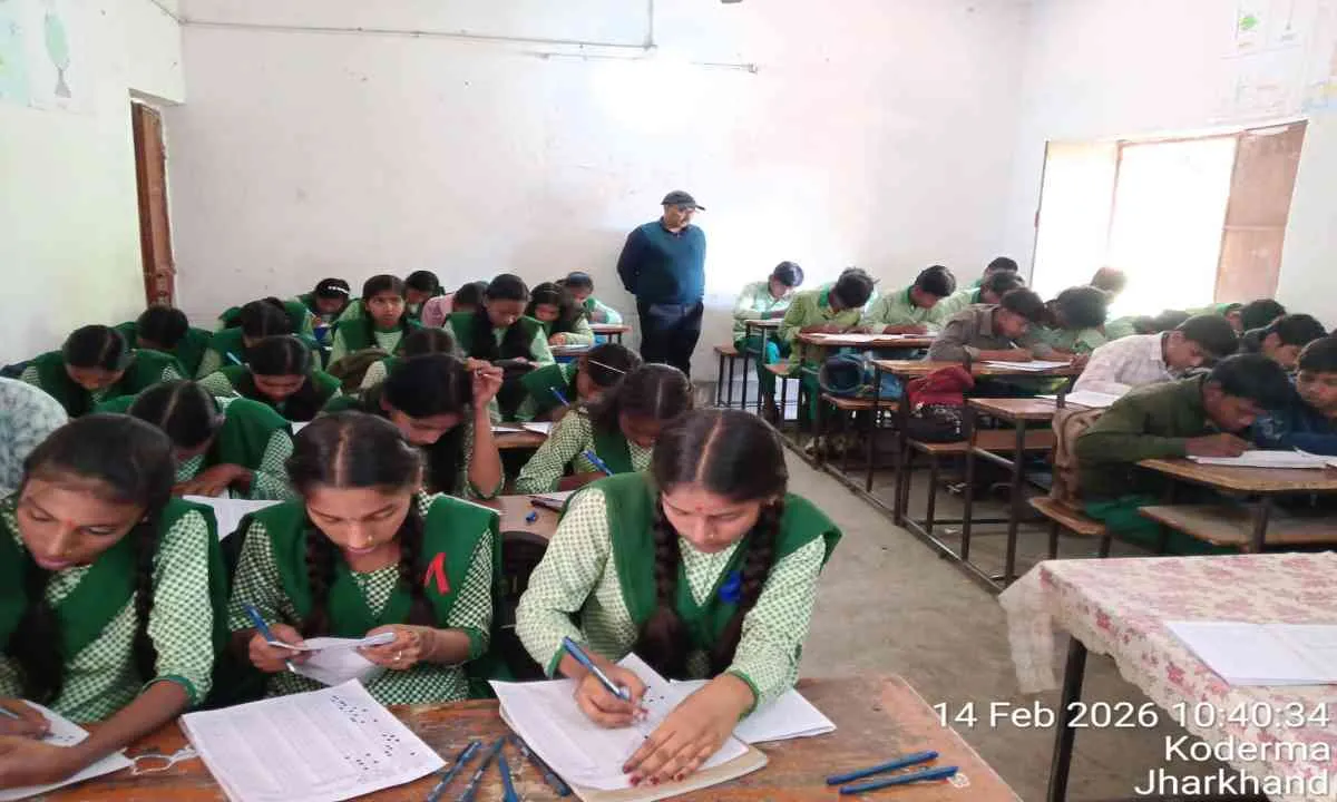 Koderma News : जिला शिक्षा अधीक्षक अजय कुमार के निर्देश पर आयोजित हुई प्री बोर्ड परीक्षा