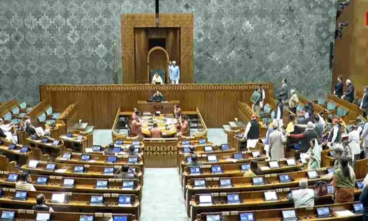 लोकसभा में हंगामा: राहुल गांधी को बोलने देने की मांग पर दिनभर स्थगित रही कार्यवाही