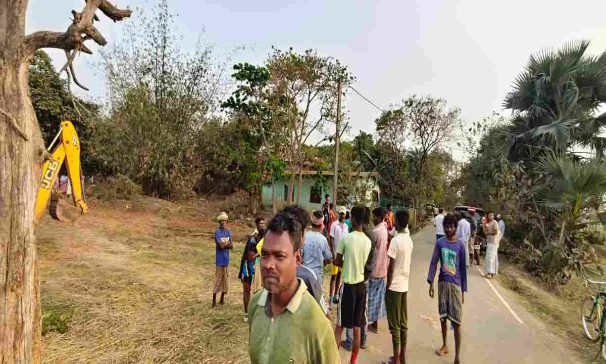 Pakur News : पत्थरघाटा गांव में लैंप्स निर्माण को लेकर ग्रामीणों का जोरदार हंगामा