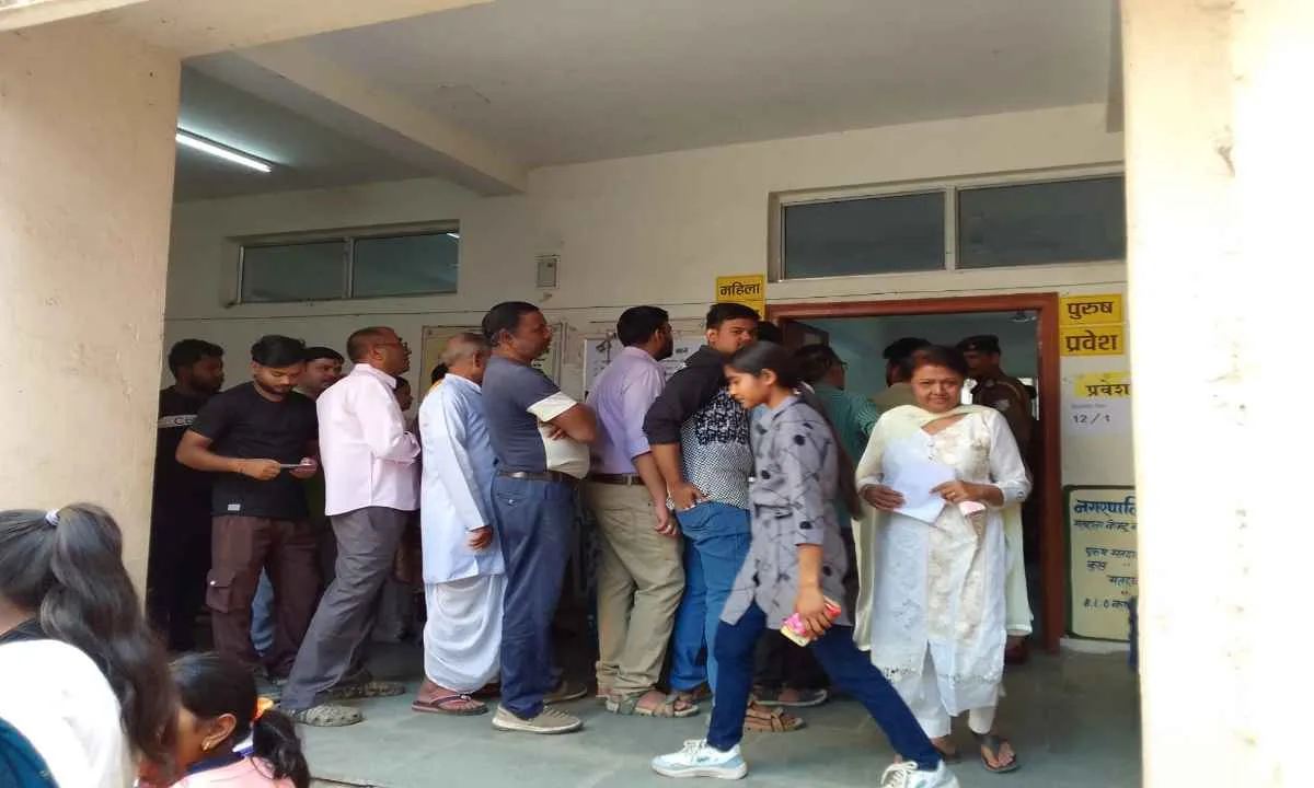 कोडरमा में नगर निकाय चुनाव: मतदान केंद्रों पर लगी लंबी कतारें