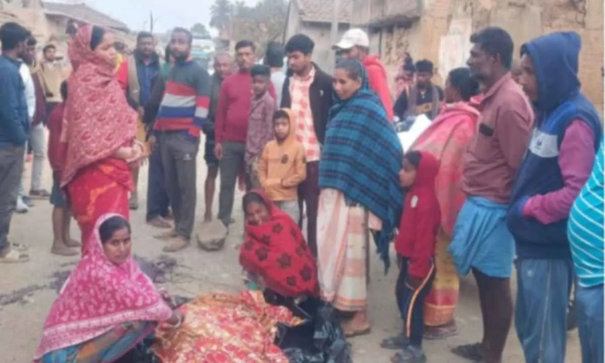 तेज़ रफ़्तार हाइवा ने युवक को कुचला, ग्रामीणों ने सड़क जाम कर किया विरोध 