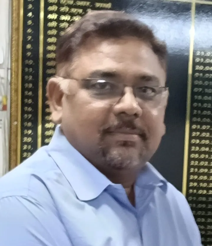 आज का जीवन: रिश्तों से दूर होती संवेदनाओं की कविता