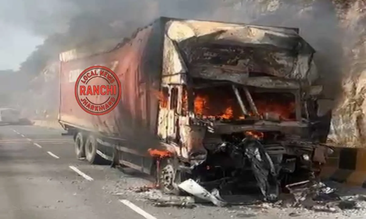 रामगढ़ के चुट्टूपालू घाटी में भीषण सड़क हादसा, कंटेनर चालक जिंदा जला