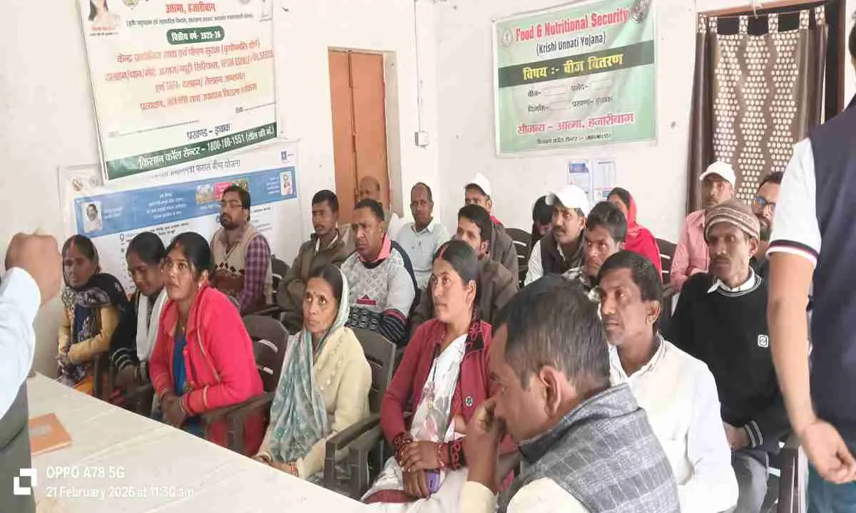 Hazaribagh News : सिंगल विंडो में किसानों को कीटनाशक व खाद छिड़काव की दी गई जानकारी