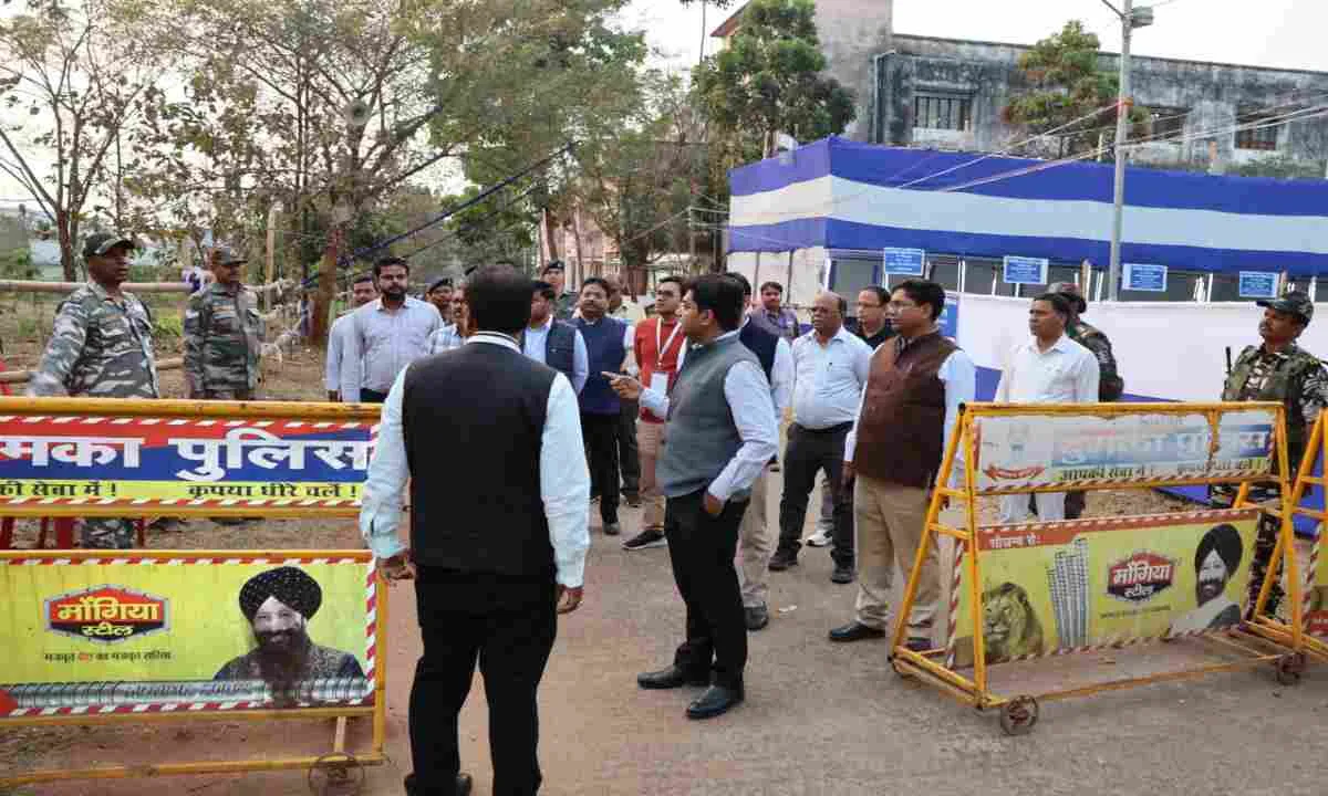 नगरपालिका आम निर्वाचन 2026 को लेकर दुमका में बज्रगृह का निरीक्षण