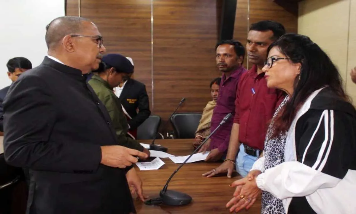 बोकारो में जनता दरबार में उपायुक्त अजय नाथ झा ने सुनीं 39 से अधिक लोगों की समस्याएं