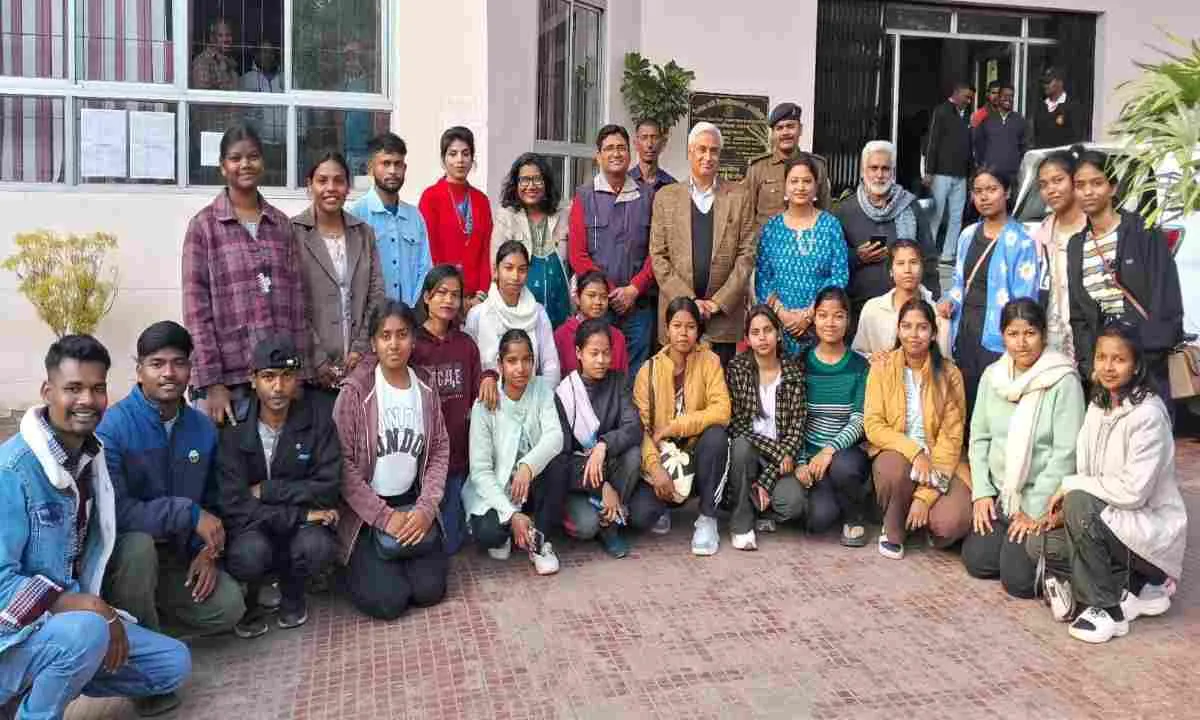 कुलपति की पहल पर विभावि के 22 विद्यार्थी 10 दिवसीय शैक्षणिक परिभ्रमण के लिए गुजरात रवाना