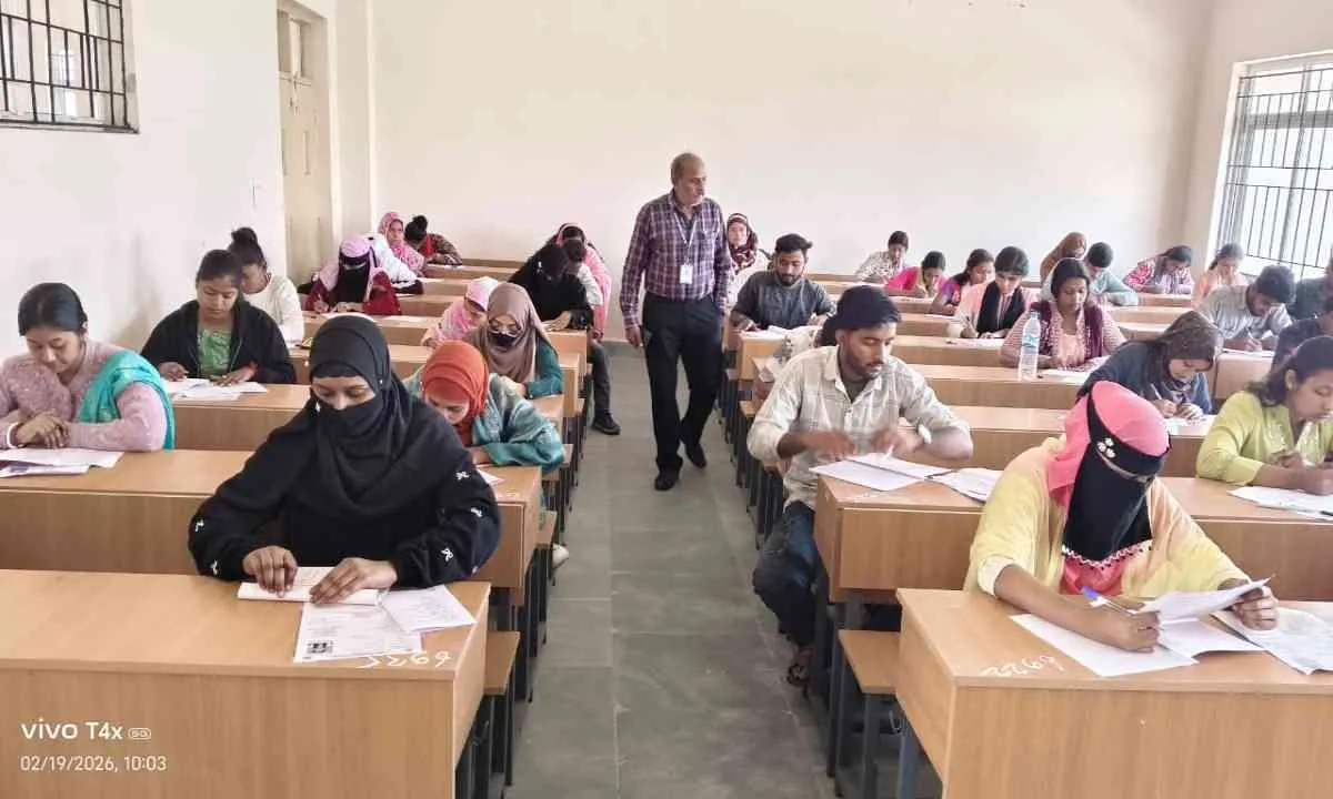 Sahebganj News : मॉडल कॉलेज राजमहल में यूजी पंचम सेमेस्टर परीक्षा का शांतिपूर्ण शुभारंभ