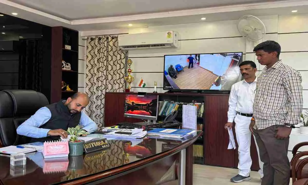 Koderma News : जनता दरबार में उपायुक्त ऋतुराज ने सुनी आमजन की समस्याएं, त्वरित कार्रवाई के निर्देश