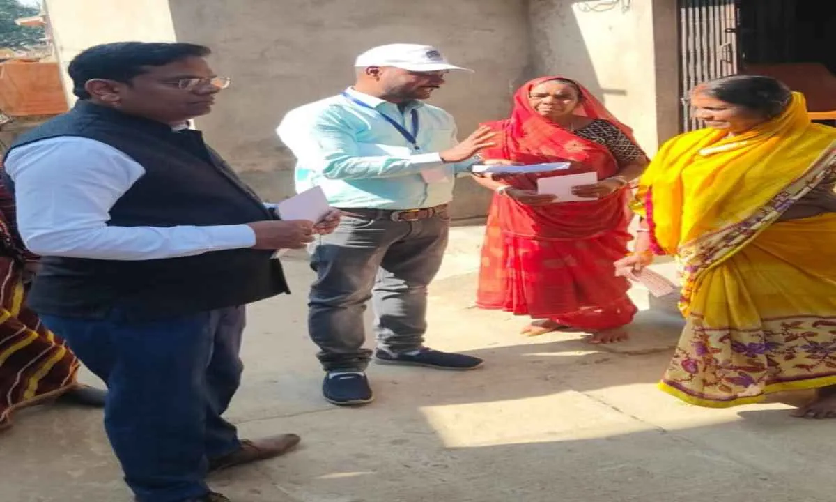 कोडरमा नगर पंचायत क्षेत्र में घर-घर जाकर मतदाताओं को किया गया जागरूक
