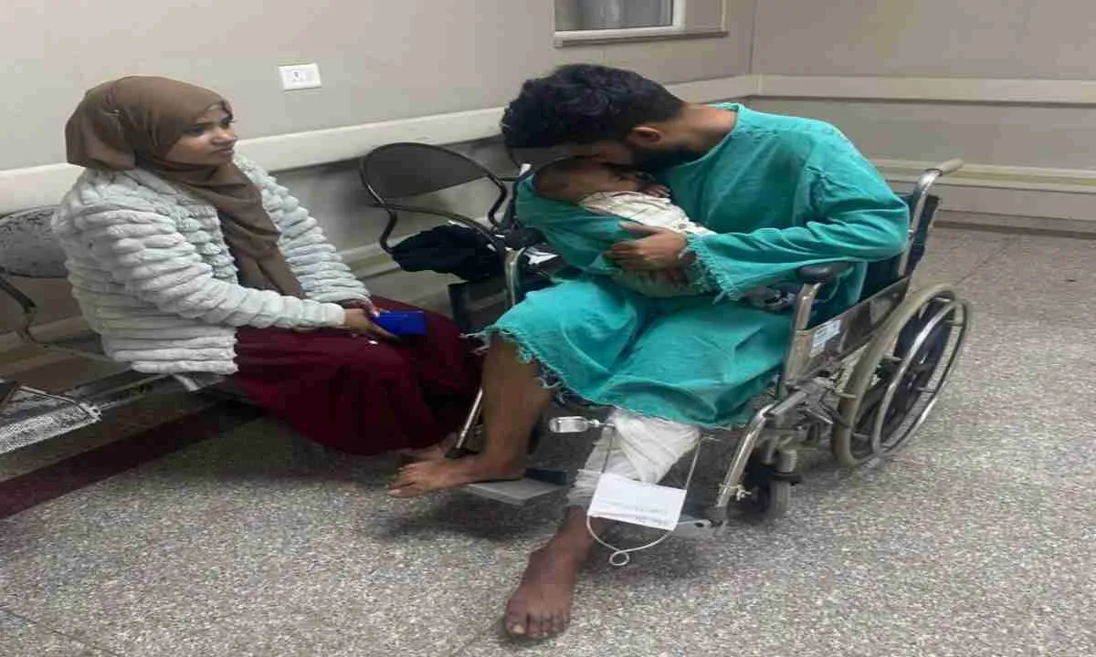 घायल मरीज को ऑपरेशन के लिए घंटों प्रतीक्षा, परिजनों में आक्रोश