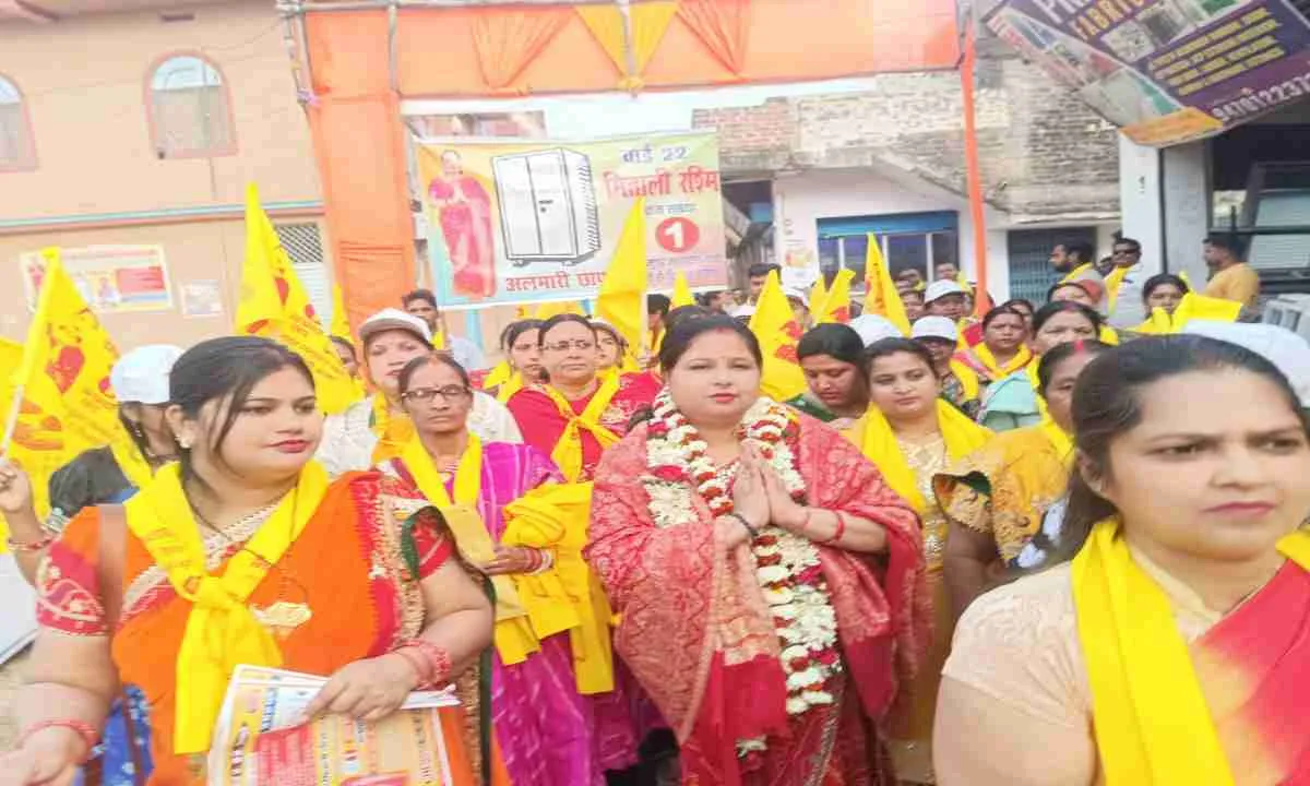 Hazaribagh News : वार्ड 22 में पार्षद प्रत्याशी मिताली रश्मि का भव्य रोड शो, सैकड़ों समर्थक हुए शामिल