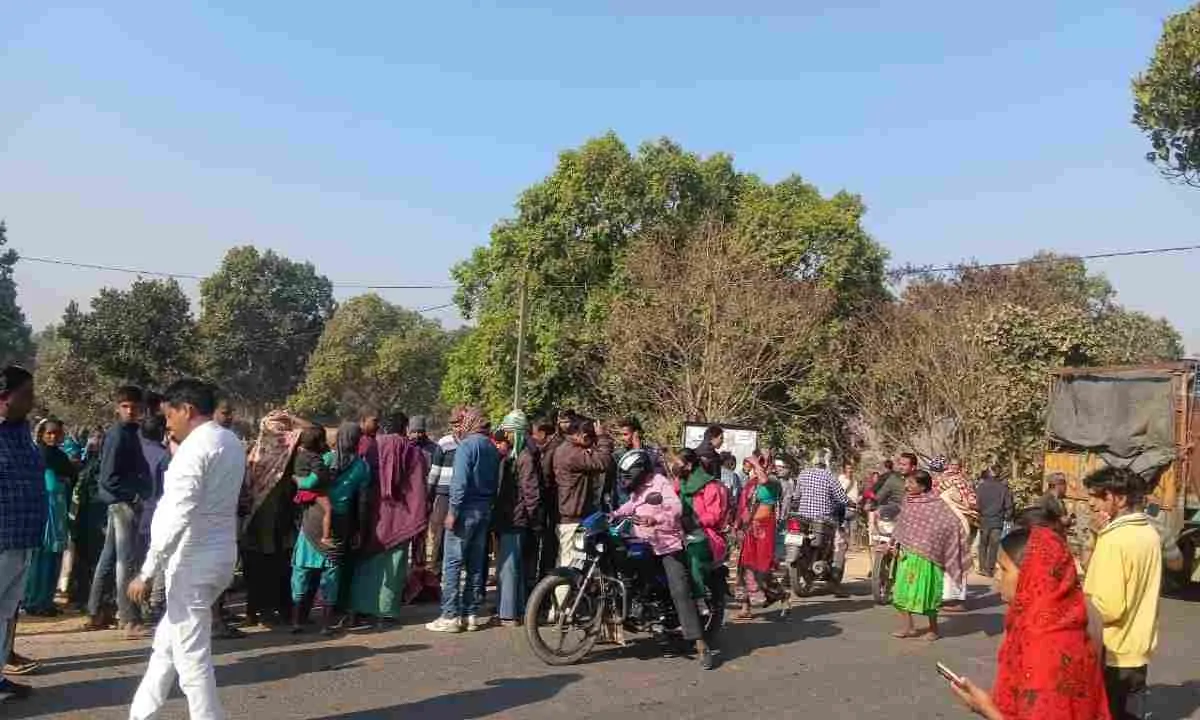 सरिया सड़क हादसा: ट्रक की चपेट में आकर बाइक सवार युवक की मौत