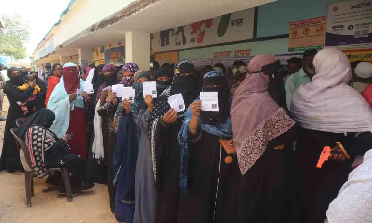 सिमडेगा में लोकतंत्र के उत्सव को अधिकारियों और मतदाताओं ने बनाया यादगार