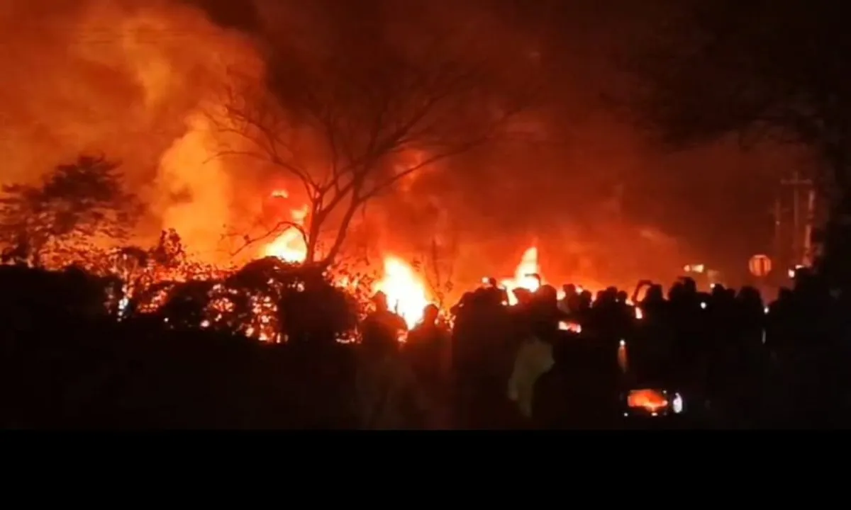 दुमका में भीषण सड़क हादसा, हाइवा का खलासी जिंदा जला