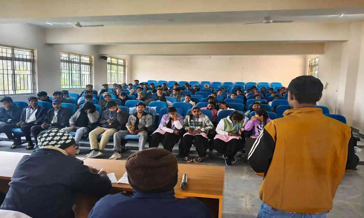 मॉडल कॉलेज में सुरक्षित इंटरनेट दिवस पर साइबर जागरूकता कार्यशाला