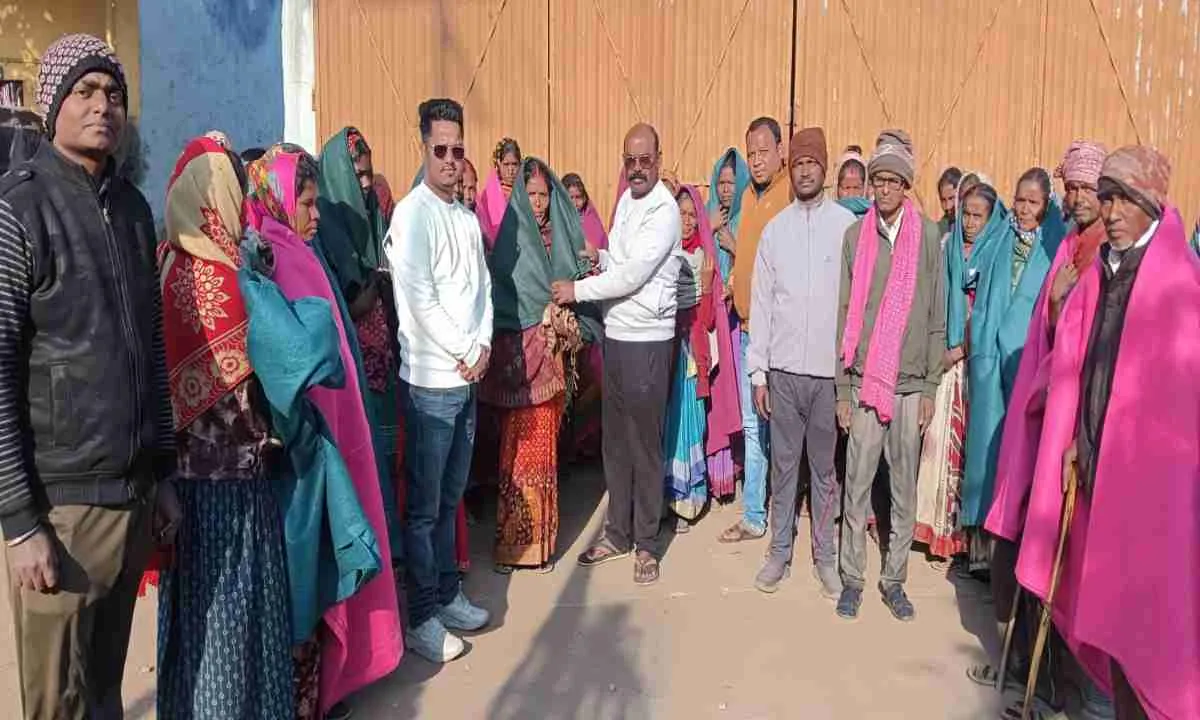 झामुमो नेता संजीव बेदिया ने जरूरतमंदों के बीच किया कंबल वितरण