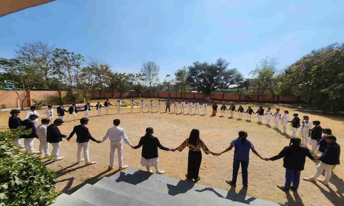 Koderma News : पुलवामा शहीदों को श्रद्धांजलि, विद्यार्थियों ने दिखाई राष्ट्रप्रेम की मिसाल