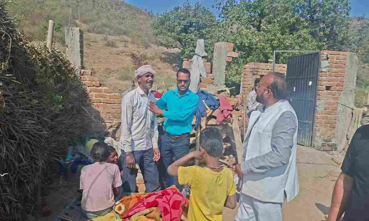 राजकुमार यादव ने जमीनदोज हुए मकानों के पीड़ित परिवारों से मिलकर बंधाया ढांढस