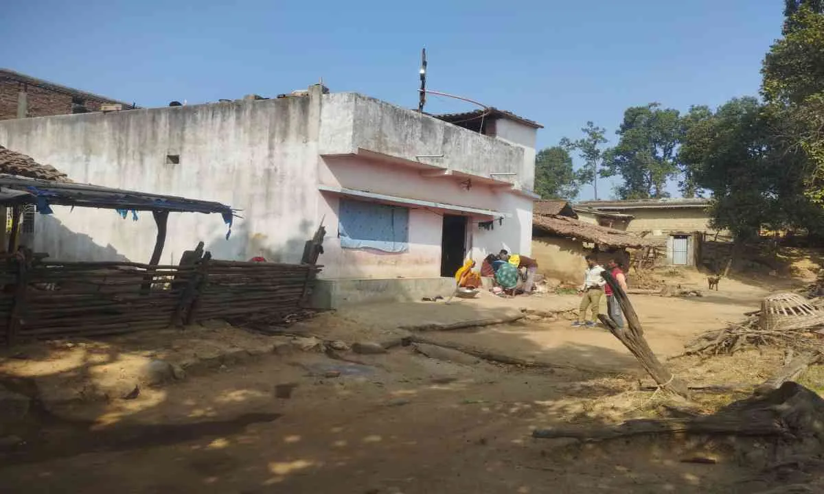 गोमिया में जर्जर भवन में नव प्राथमिक विद्यालय, बच्चों की सुरक्षा पर खतरा