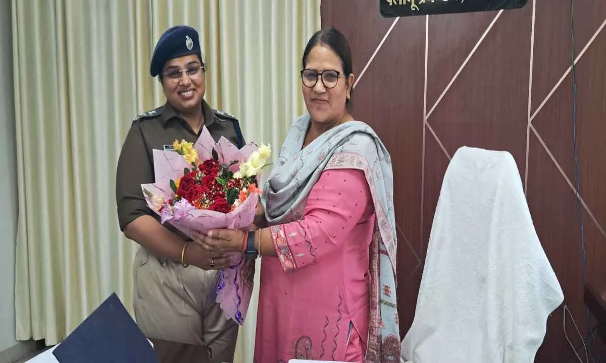 Palamu News : आयुक्त कुमुद सहाय से एसपी रीष्मा रमेशन ने की शिष्टाचार मुलाकात