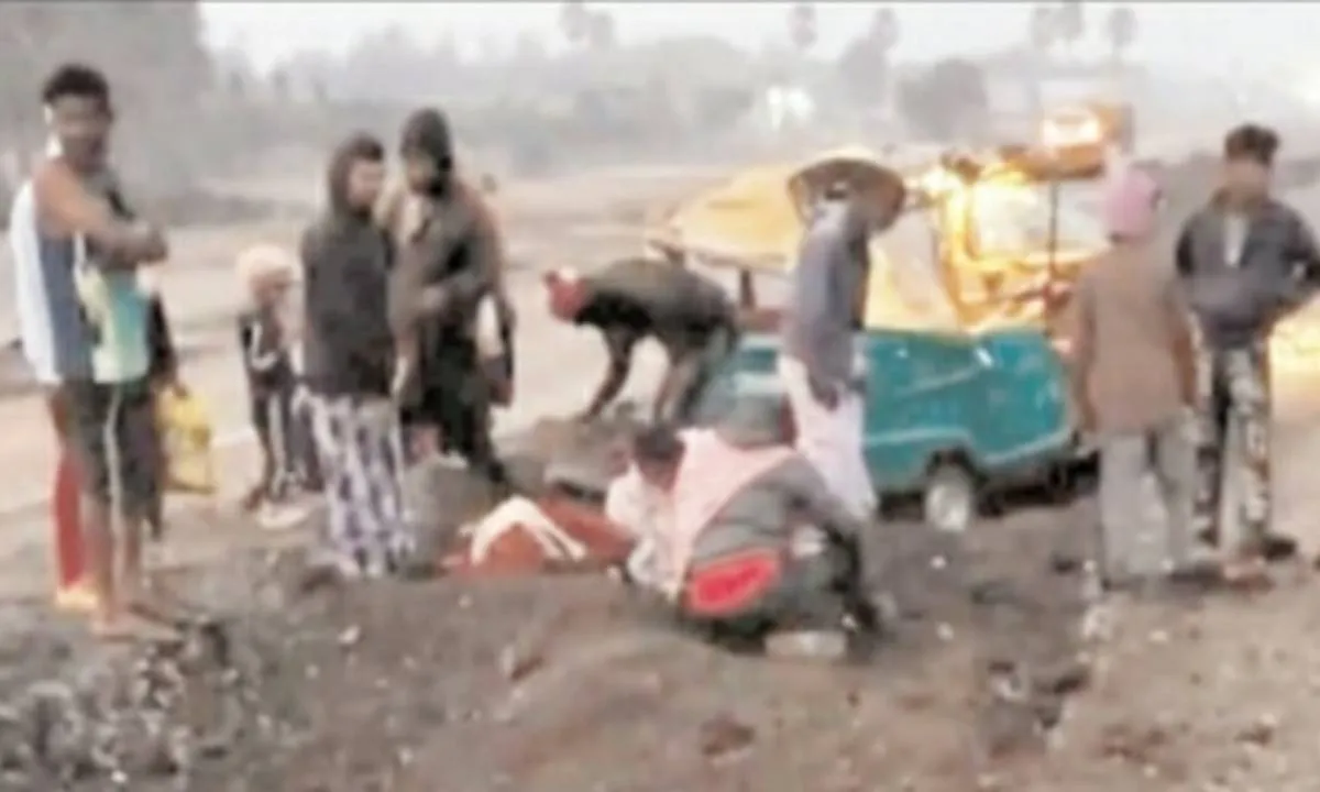 Sahebganj News : उधवा-केलाबाड़ी राष्ट्रीय राजमार्ग पर बड़ा हादसा, टेंपो गड्ढे में गिरा