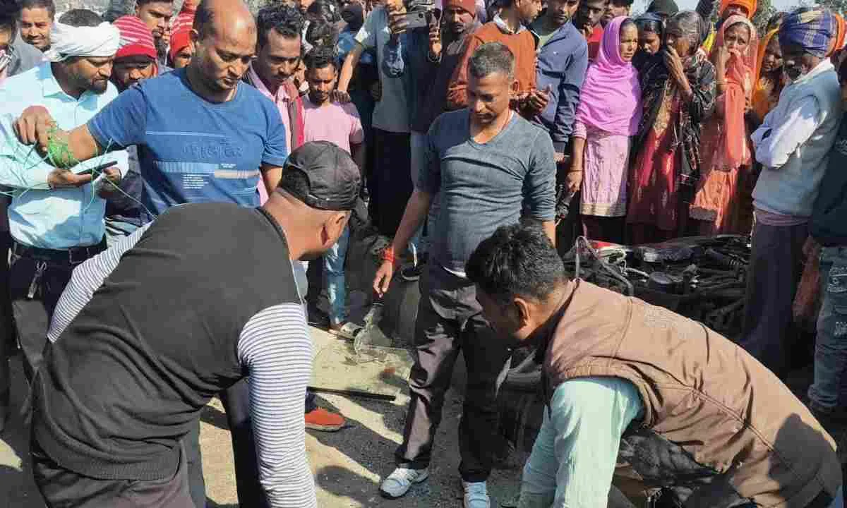 Hazaribagh News : बरही में स्कूल वैन पलटी, बाइक सवार की मौत, पांच छात्र घायल