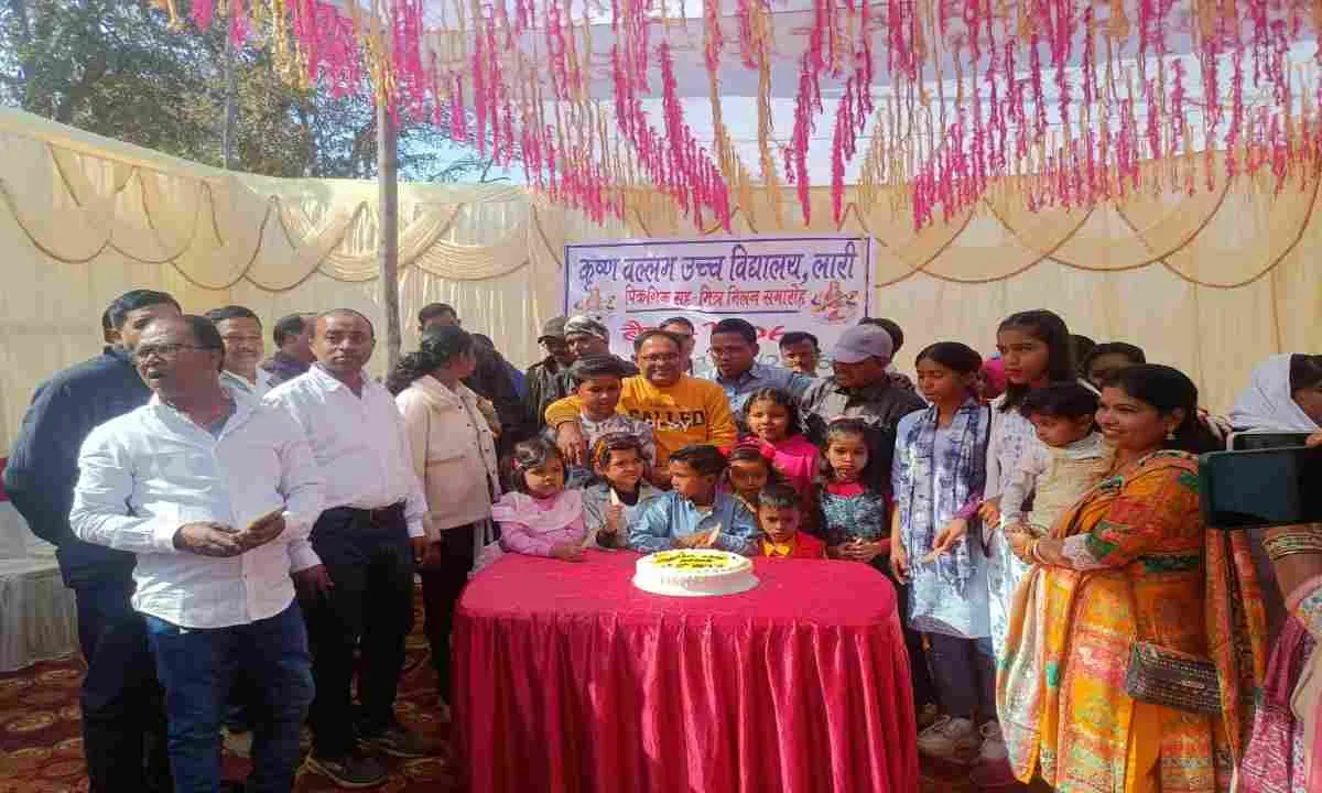 30 वर्षों बाद मिले कृष्ण बल्लभ उच्च विद्यालय के छात्र, मिलन समारोह में जमकर हुई मस्ती