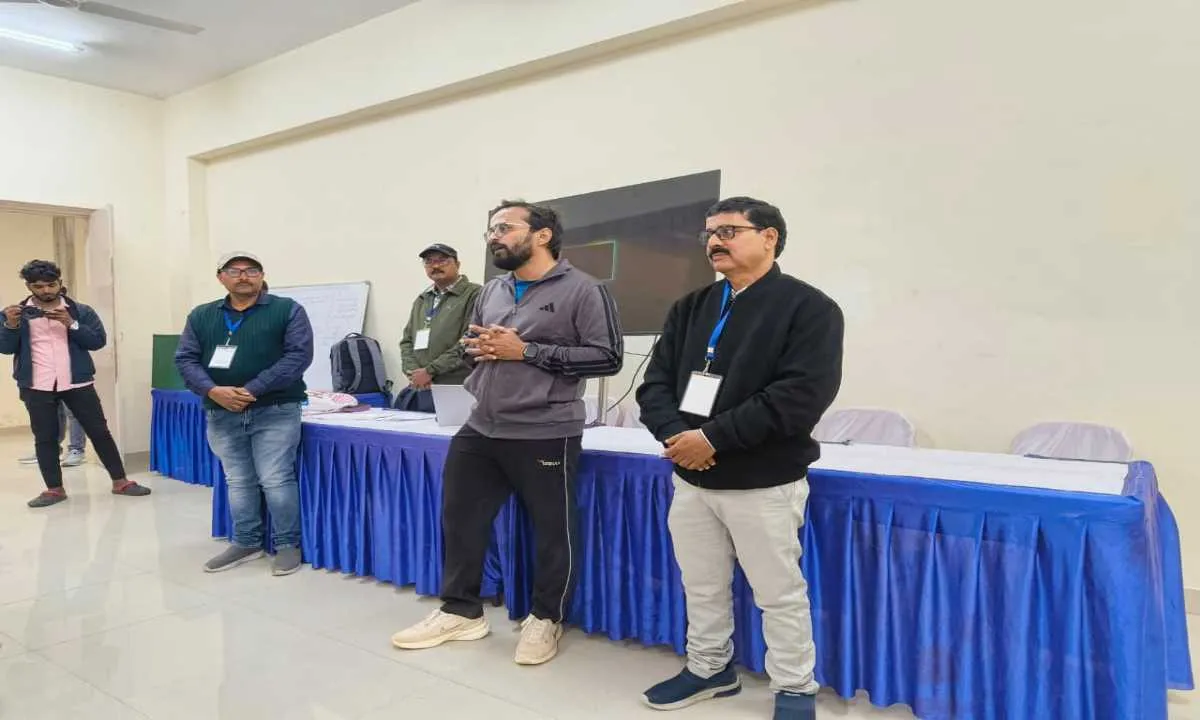 Koderma News : पीठासीन व मतदान पदाधिकारियों को दिया गया प्रशिक्षण