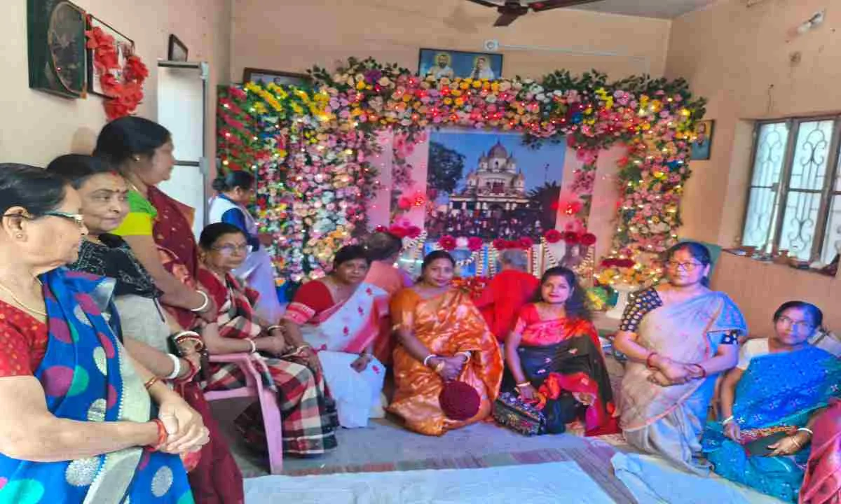 Koderma New : रामकृष्ण परमहंस का 190वां जन्मदिन कोडरमा में धूमधाम से मनाया गया