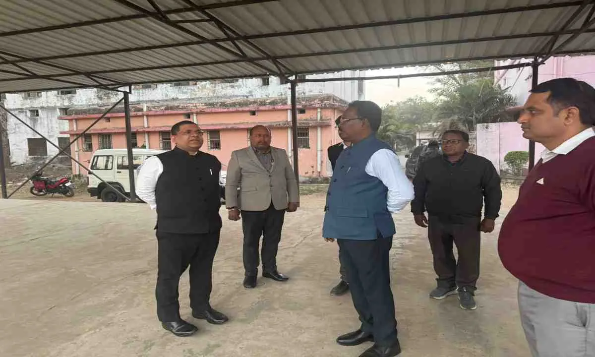 हजारीबाग में नगर निकाय चुनाव की तैयारी तेज, डिस्पैच सेंटर का डीसी ने लिया जायजा