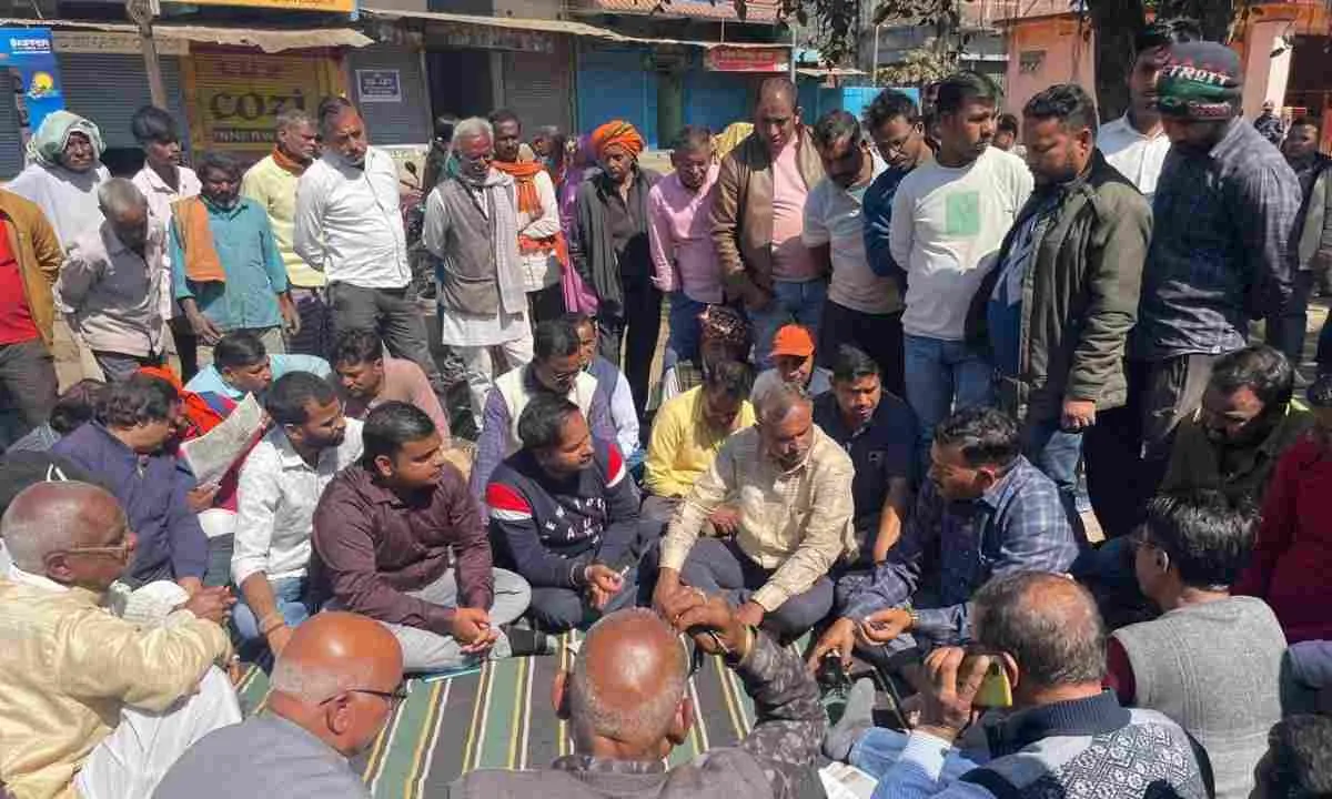 Hazaribagh News : बड़कागांव लूटकांड के विरोध में व्यावसायिक संघ ने रखा एक दिवसीय बंद