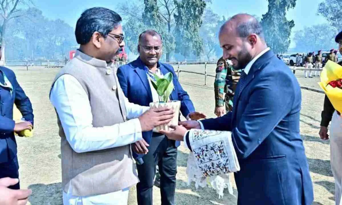 उपायुक्त ऋतुराज ने मुख्यमंत्री हेमंत सोरेन को पौधा देकर किया अभिनंदन