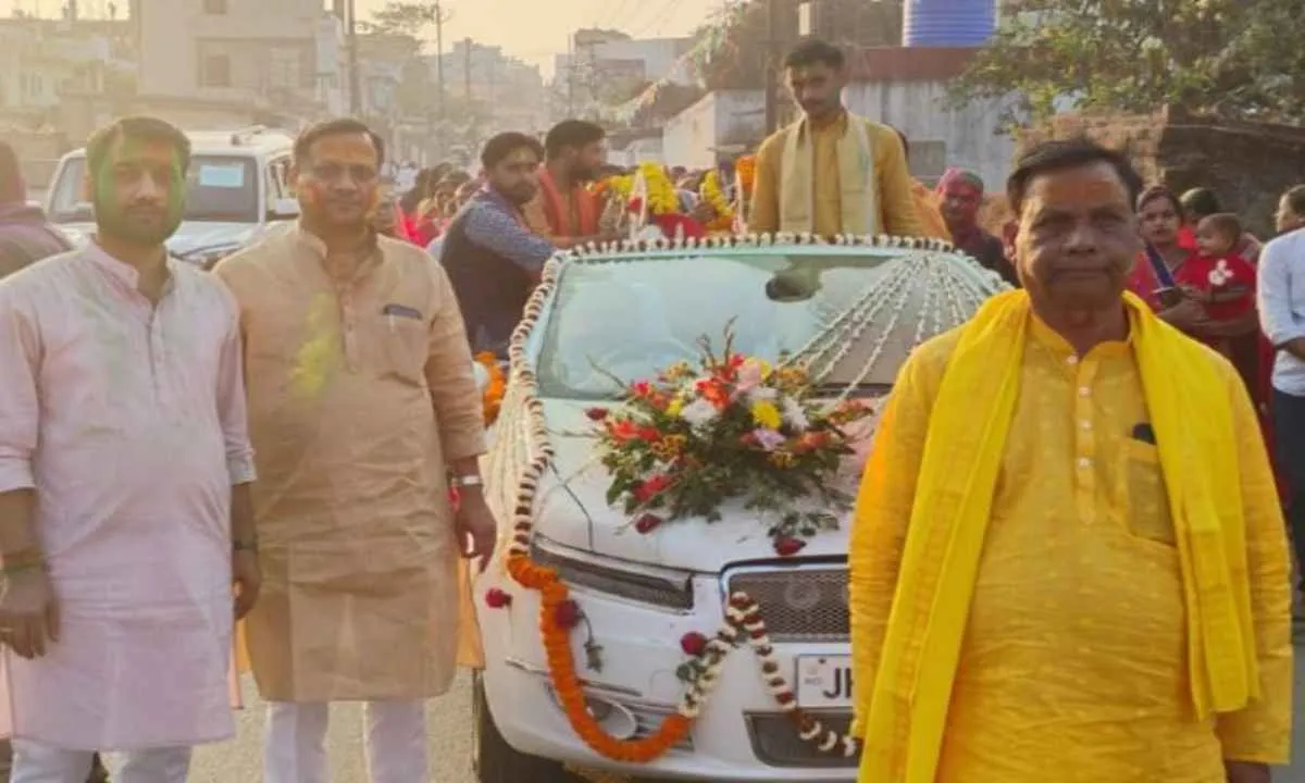 फूलों से सुसज्जित वाहन में बैठाकर गाजे-बाजे के साथ भगवान शिव-पार्वती का कराया गया नगर भ्रमण