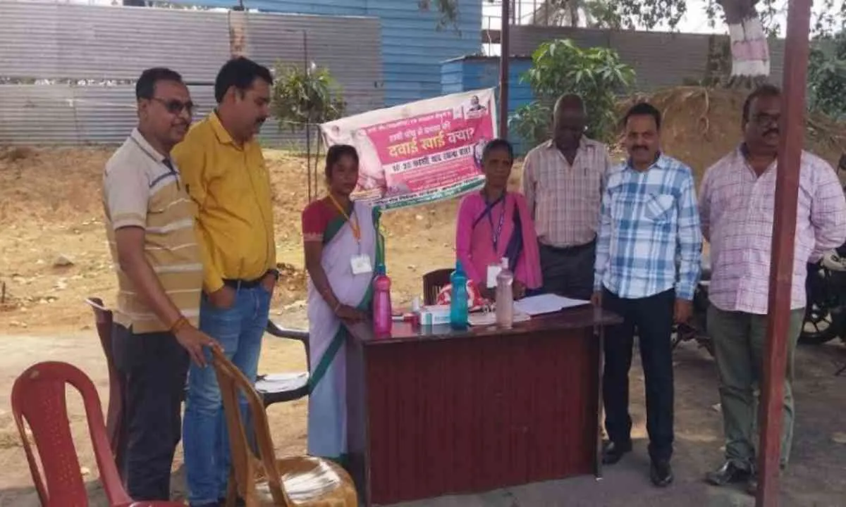 पाकुड़ में फाइलेरिया मुक्ति अभियान के तहत कोल कर्मियों को खिलाई गई दवा