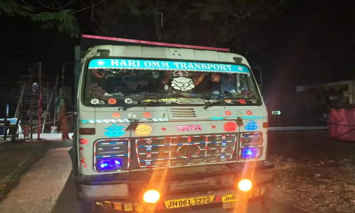  Chaibasa News : अवैध बालू परिवहन पर प्रशासन की कार्रवाई, तीन हाईवा व दो डंपर जब्त