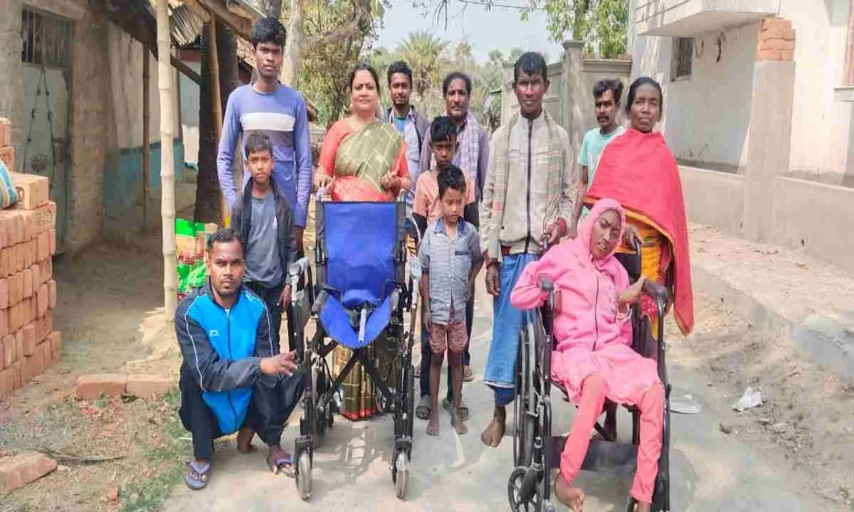 Pakur News : जिप अध्यक्ष जुली हेंब्रम ने दिव्यांगों को बांटी ट्राई-साइकिल